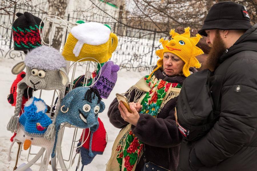 Ремесленники наперебой предлагают сувениры и галантерею