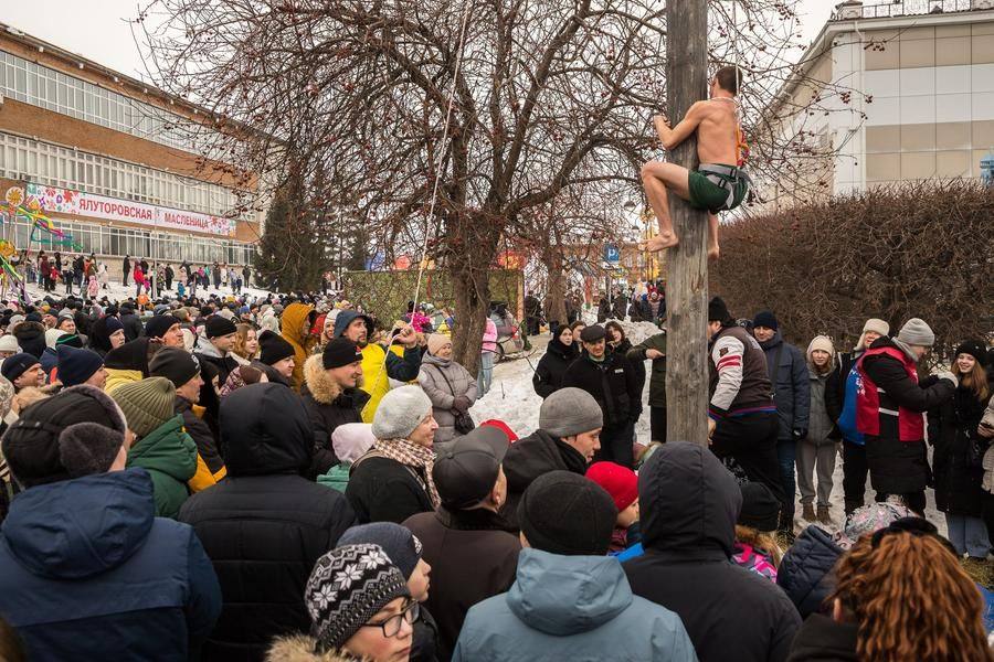 Невозможно представить Масленицу без покорения ледяного столба