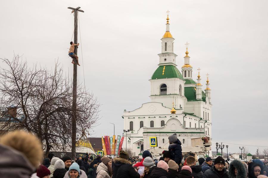А кто-то быстро и непринужденно поднимается до самого верха