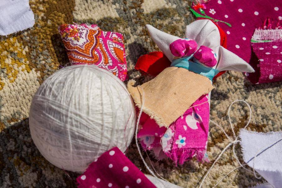 Уставшим от активных игр предлагают смастерить куклу-желанницу