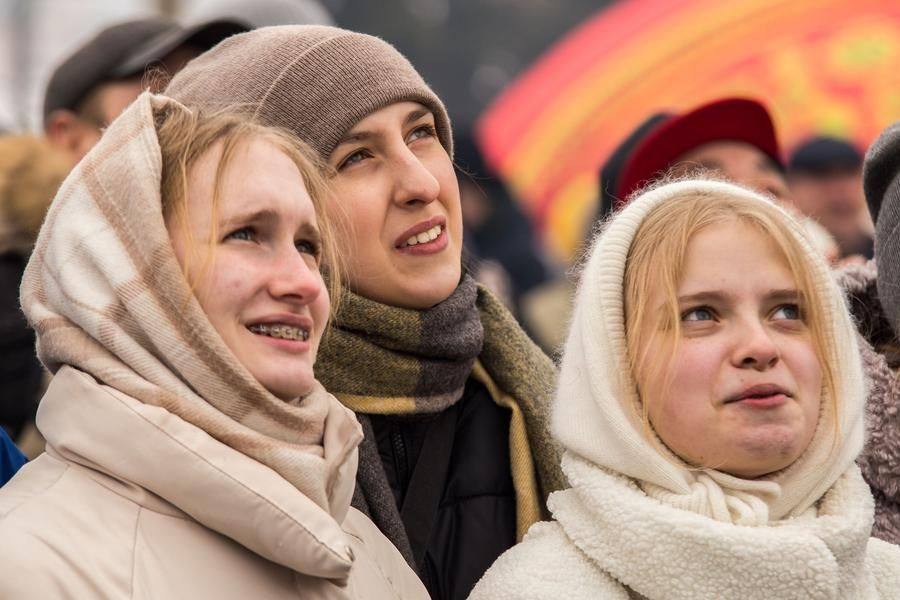 Это ее вторая попытка восхождения, и зрители поначалу отнеслись скептически