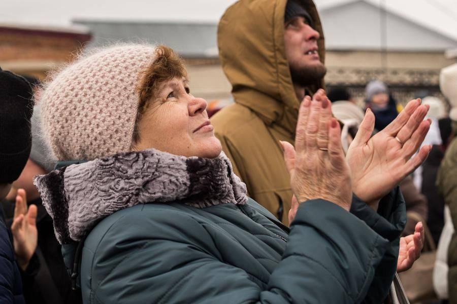 Через несколько минут вся площадь начинает ее подбадривать