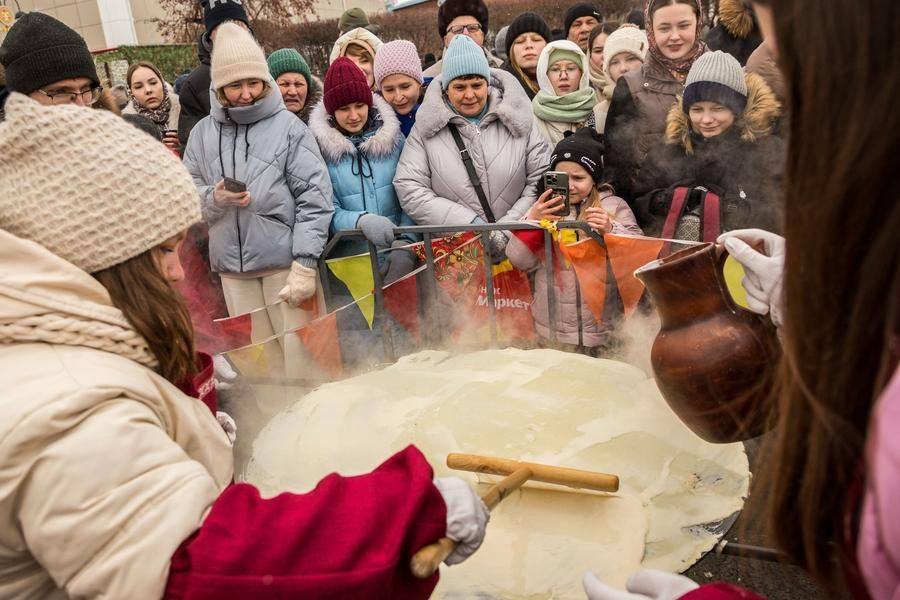 Пожалуй, наблюдать за процессом вблизи не менее интересно, чем готовить