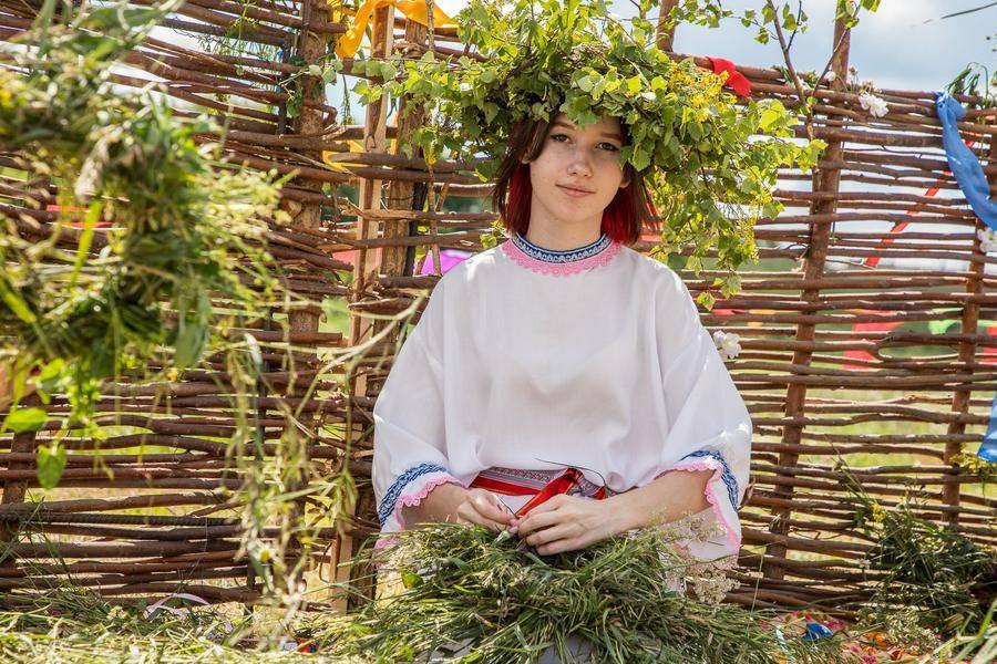 Самое популярное место притяжения — уголок плетения венков из полевых цветов
