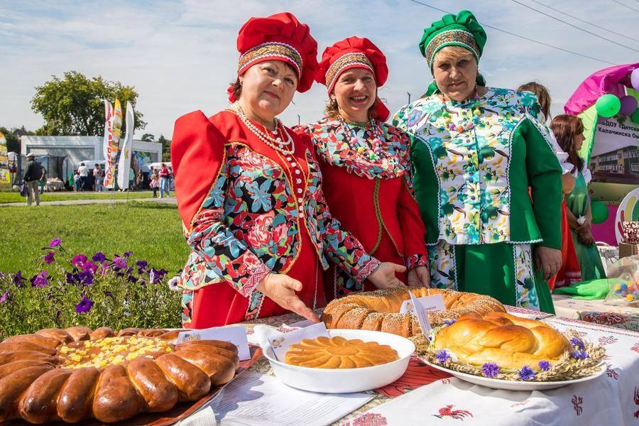 Хозяйки с полным правом гордятся своими рукотворными шедеврами