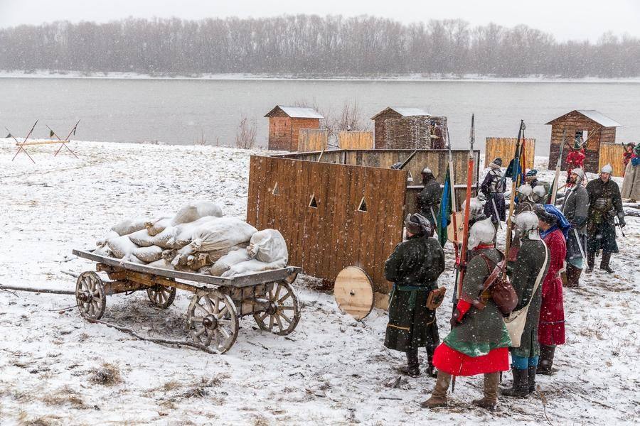Им противостоит русское ополчение, оно располагается по правую руку от зрителей
