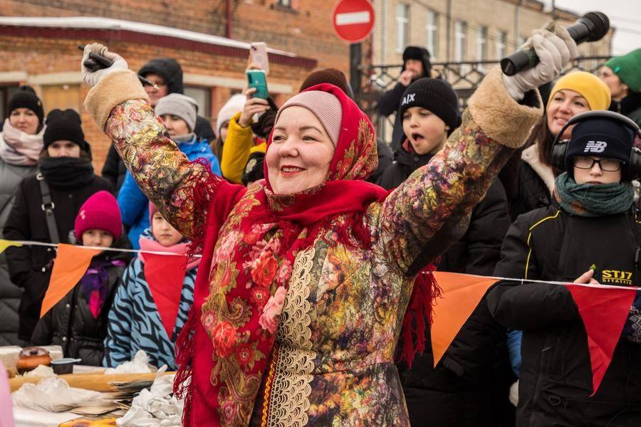Шутки, прибаутки и викторины идут в ход, пока блины пекутся