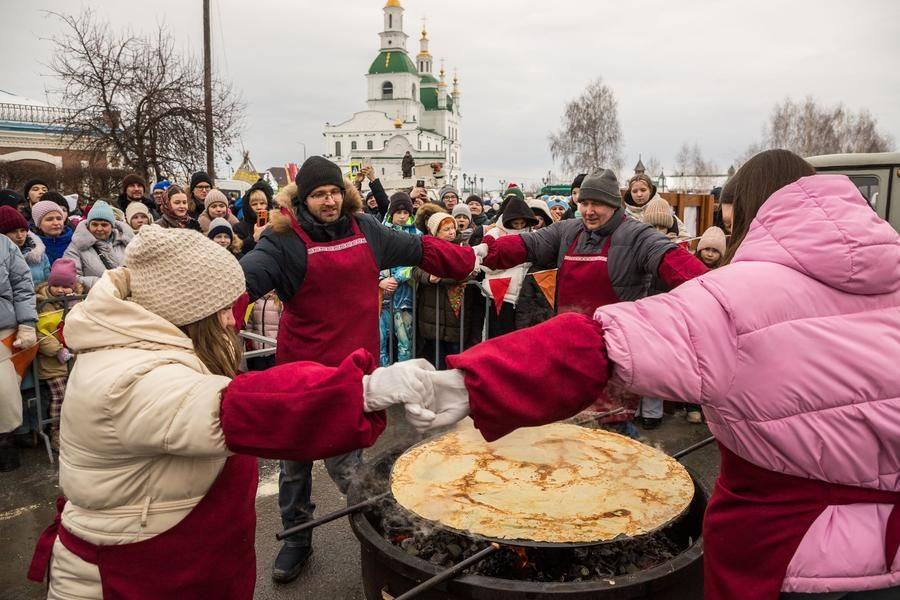 Ведущие даже предлагают «поварам» водить хороводы, чтобы скоротать время