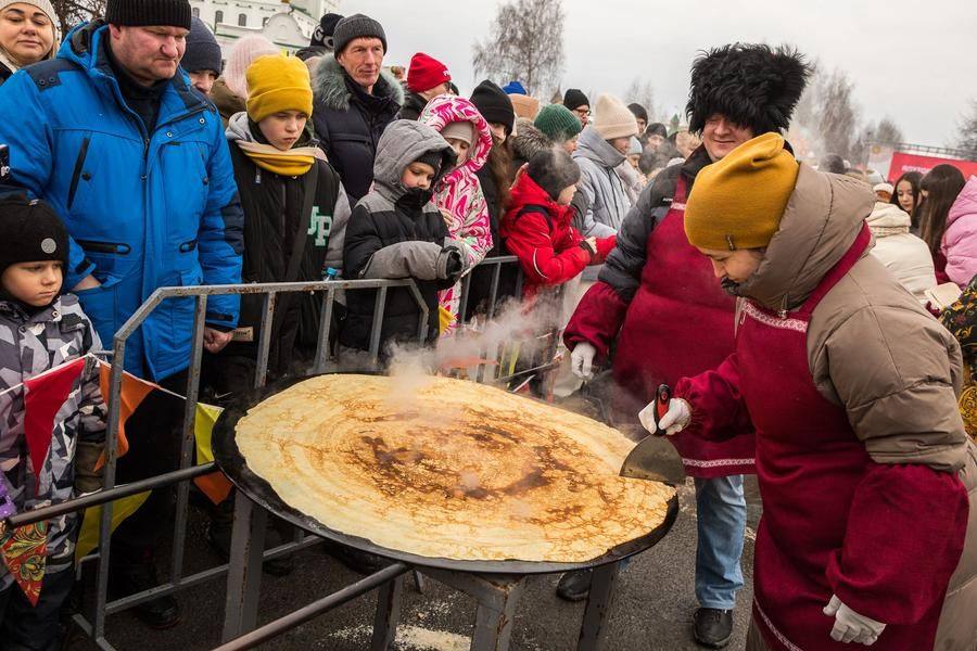 Они уже сняли блин с огня и готовятся делить его на порции