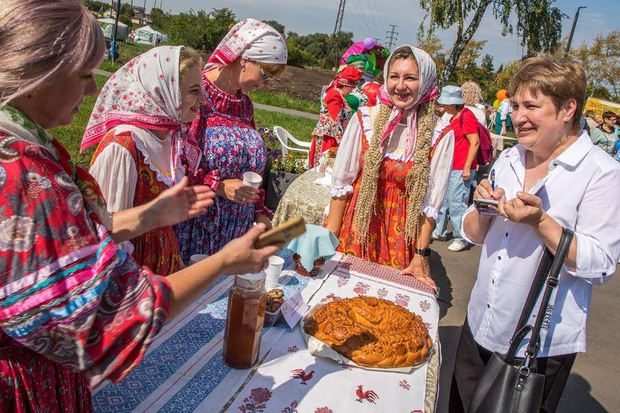 Члены жюри интересуются деталями создания каждого «конкурсанта»