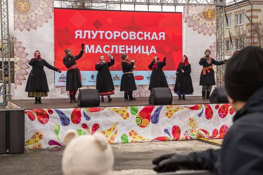 Хедлайнер программы — профессиональный фольклорный ансамбль «Цветень»