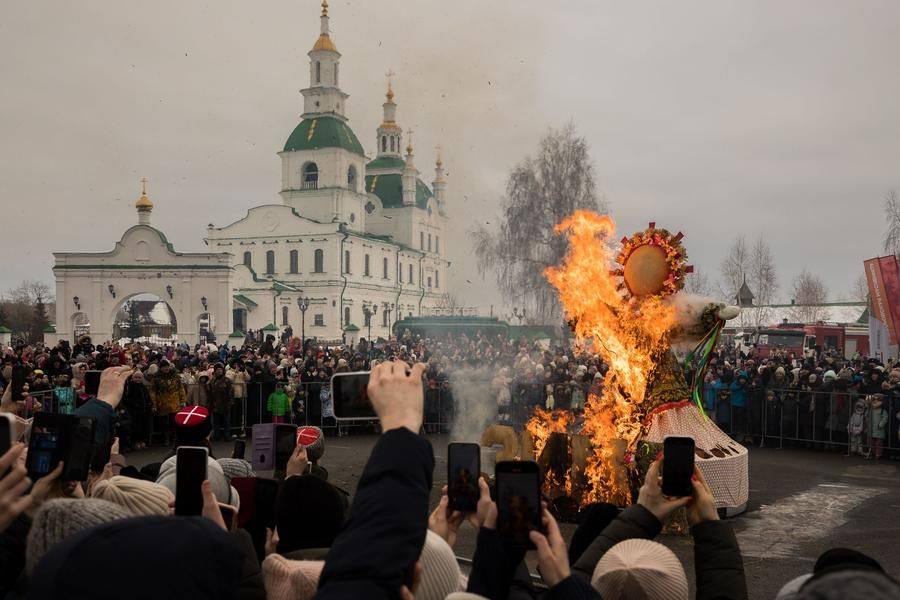 Остается последний штрих — сожжение соломенного чучела