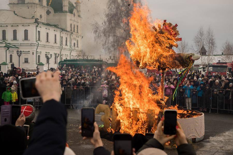 Огонь символизирует тепло наступающей весны и полное обновление