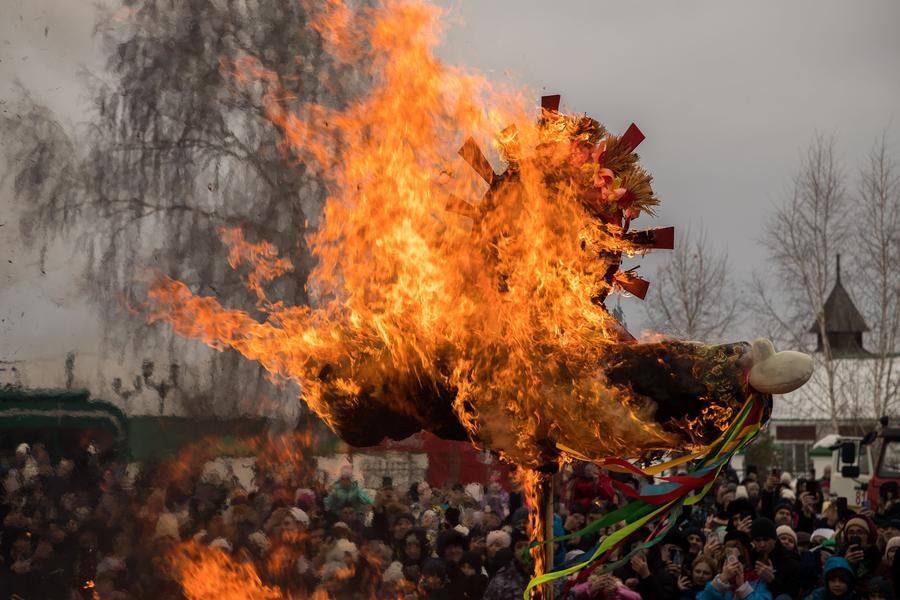 Теперь все невзгоды уйдут в прошлое, а мы с новыми надеждами вступим в будущее!
