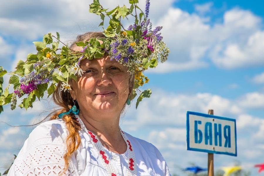 Венки сегодня есть у всех на празднике, включая банщицу!