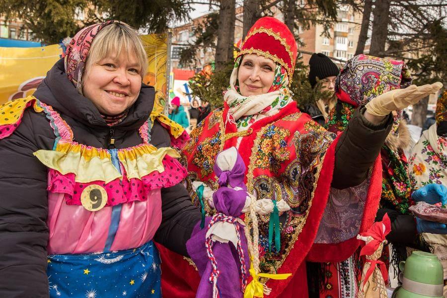 Ровно в 13:00 открылись ряды «Блинфеста», который проводится только Домом дружбы