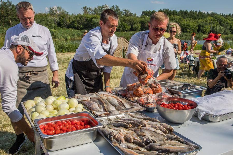 Соревнования по приготовлению ухи начинаются с раздачи рыбы и овощей