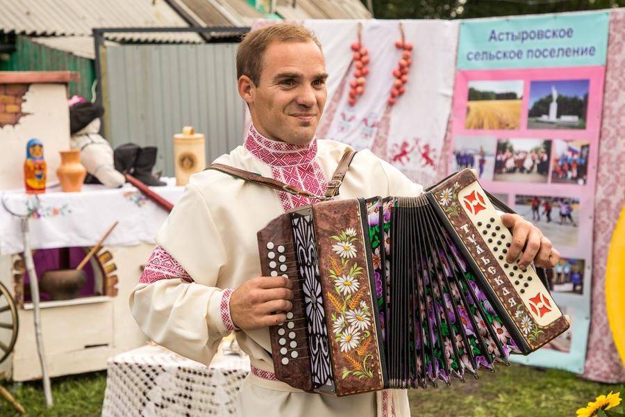 Гармонист из Астыровки наигрывает известные мелодии