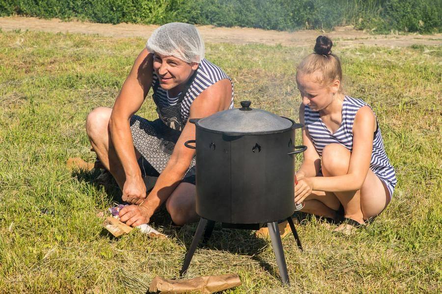 Участники самостоятельно определяют, как готовить: на газе, на углях или на дровах