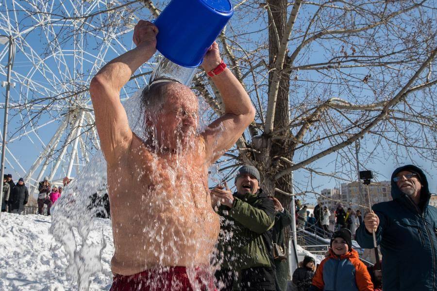 Точку ставит Евгений Житнов, который управлял процессом и обливается последним