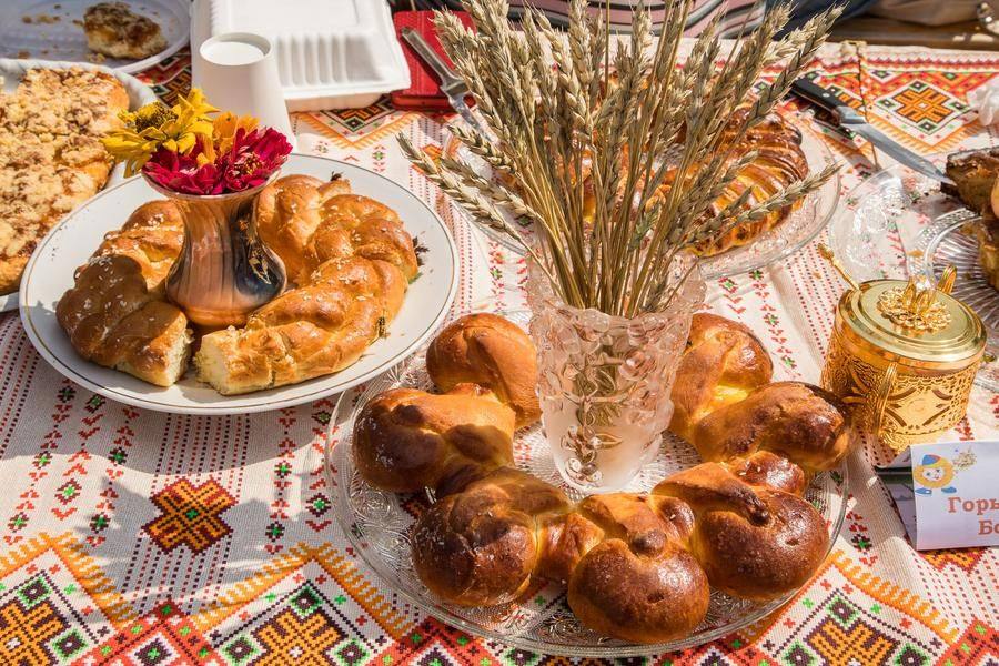 …что не мешает мастерицам печь великолепные десерты и со вкусом украшать столы