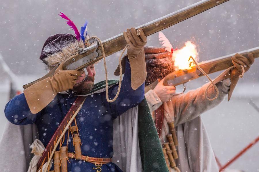 Начинаются показательные выступления: первыми палят мушкетеры