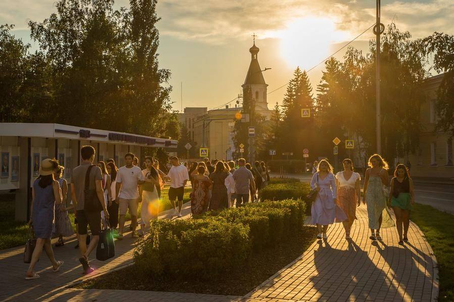 Но поспешим в Выставочный сквер, чтобы не пропустить торжественное открытие