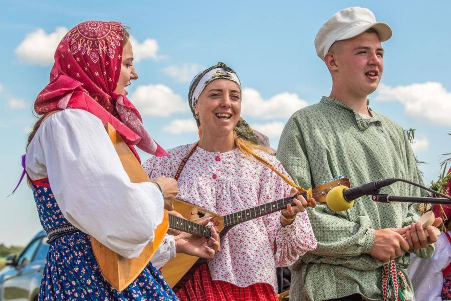 Народные песни в их исполнении звучат задорно и зажигательно