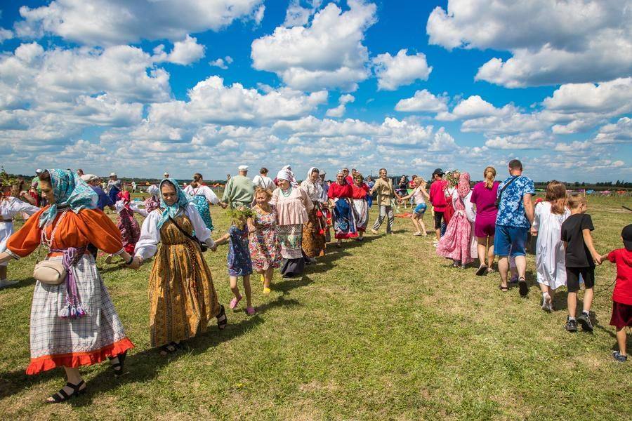 Но главное сегодня — не песни, а танцы, хороводы и игры!