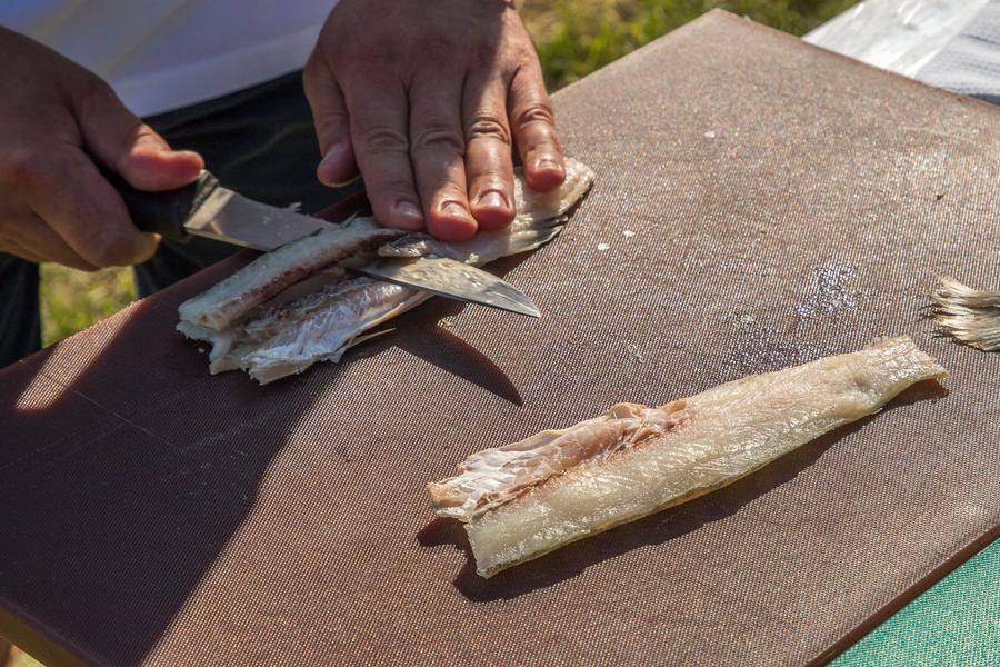 Профессионалу достаточно одной минуты, чтобы получить филе без единой косточки