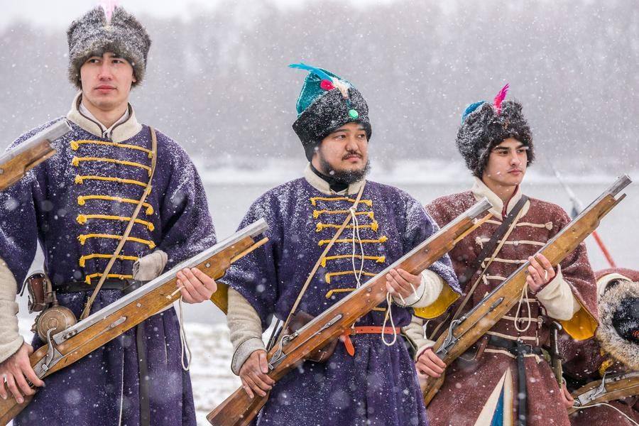 В ожидании команды на стрельбу удается рассмотреть костюмы поляков