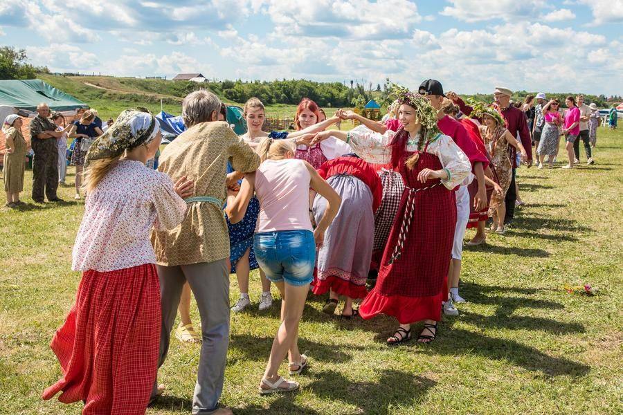 Собрав 30–40 единомышленников, можно исполнить десятки народных танцев