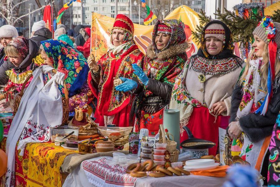 Участницы даже находят время, чтобы аплодировать тому, что происходит рядом
