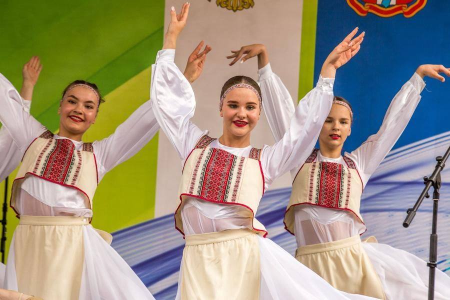 …а традиционные танцы тонко перекликаются с тематикой экспозиции