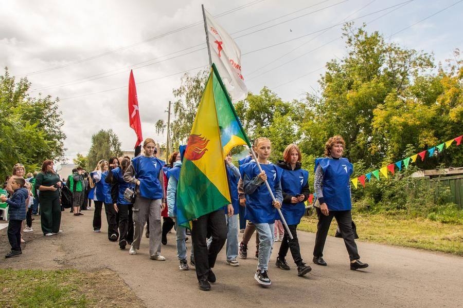 К часу дня все спешат на стадион — на праздничный концерт!