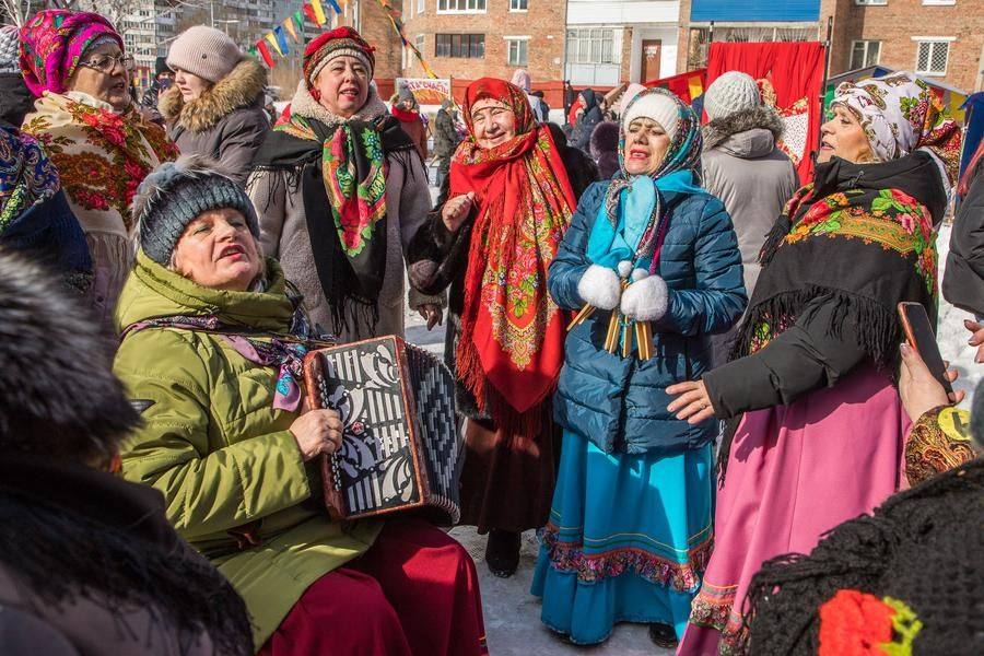 А рядом обосновался фольклорный ансамбль!