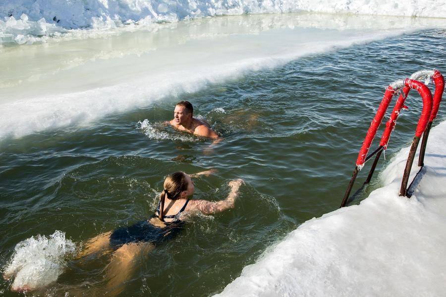 Начинаются купания в проруби