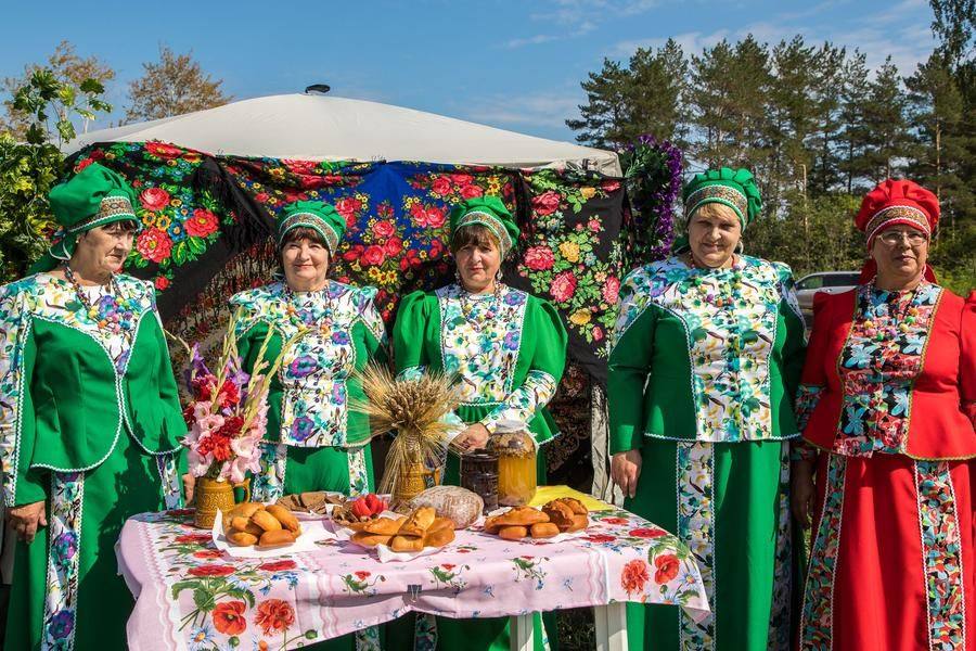 Повсюду развернулись подворья: здесь, например, гостям рад ансамбль «Встреча»