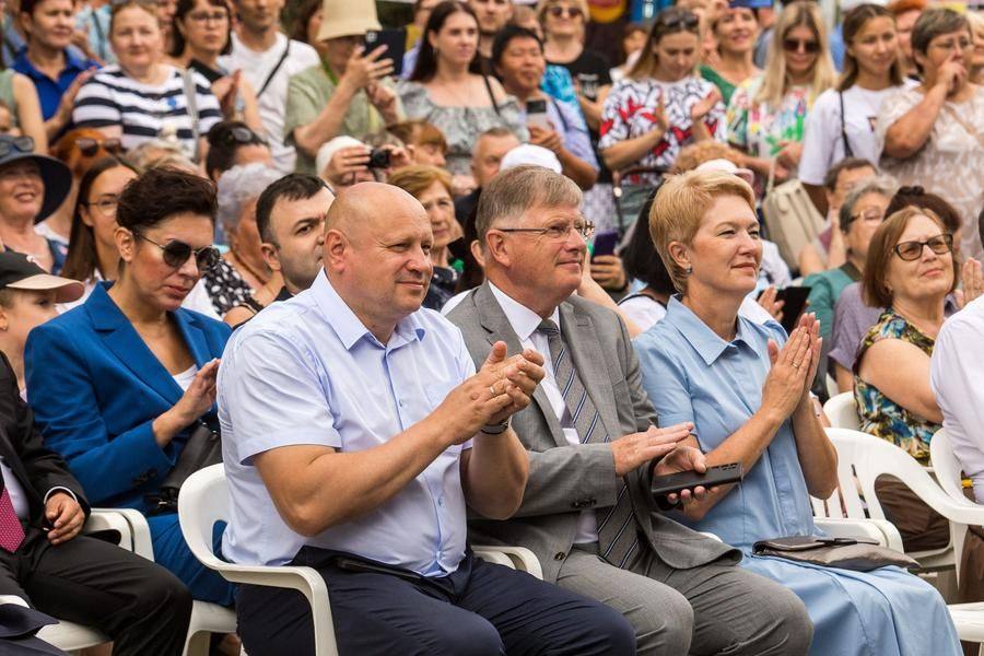 Первые лица города аплодируют юным артистам