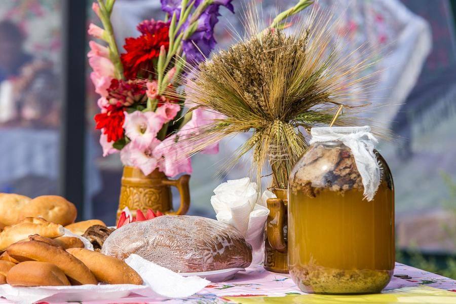Столы украшены так, чтобы составить конкуренцию Фестивалю калача
