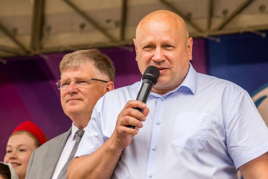 Мэр Омска Сергей Шелест поздравляет собравшихся с наступающим Днем города