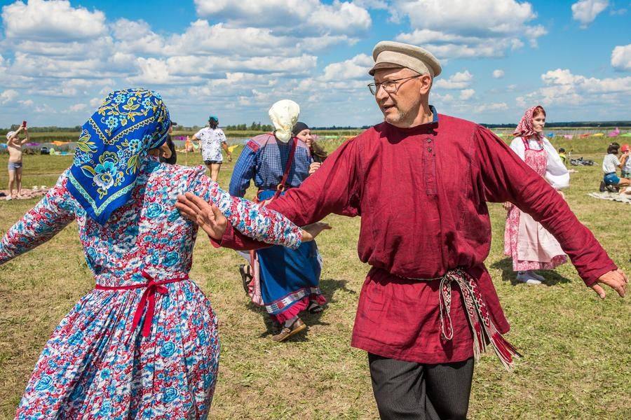 Традиционная одежда прекрасно смотрится на живописном берегу