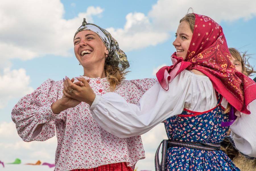 В некоторых танцах нужно обмениваться партнерами по сложному рисунку
