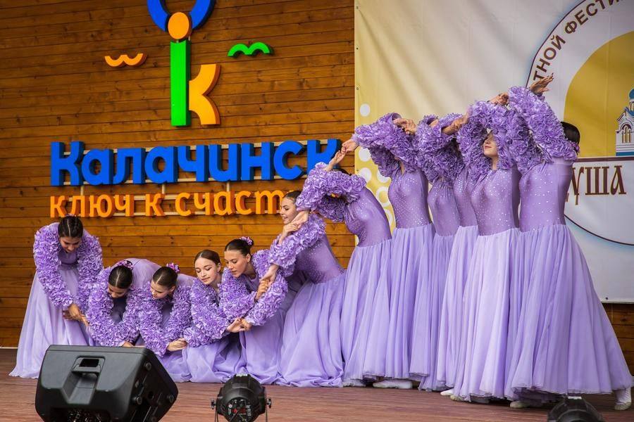 Его открывает ансамбль танца «Юность» (Калачинский район)