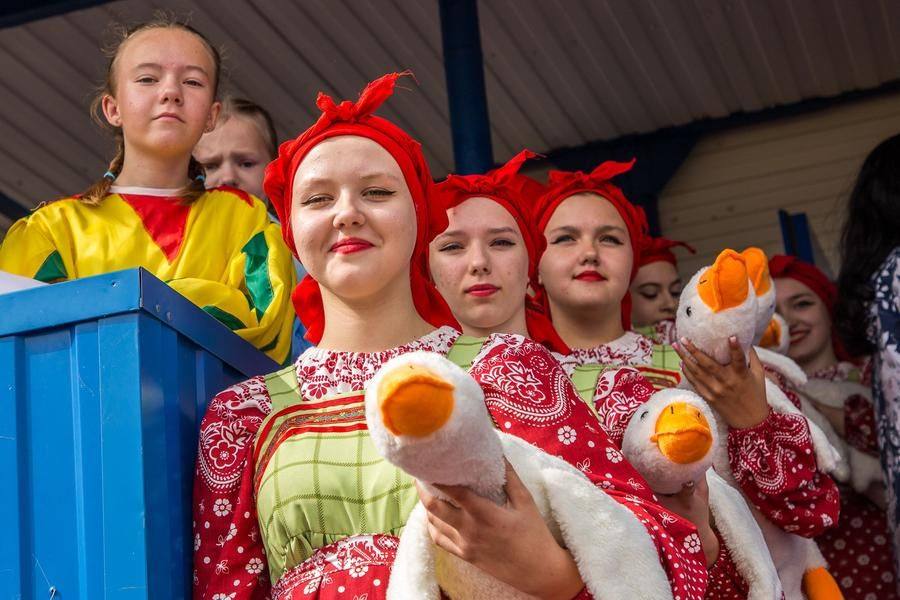 К выходу на сцену готовятся танцовщицы народного коллектива «Юность» из Калачинска
