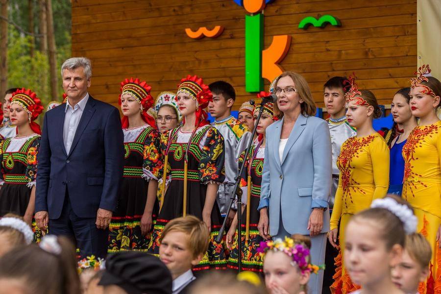 От имени организаторов зрителей приветствуют Фридрих Мецлер и Светлана Бакулина