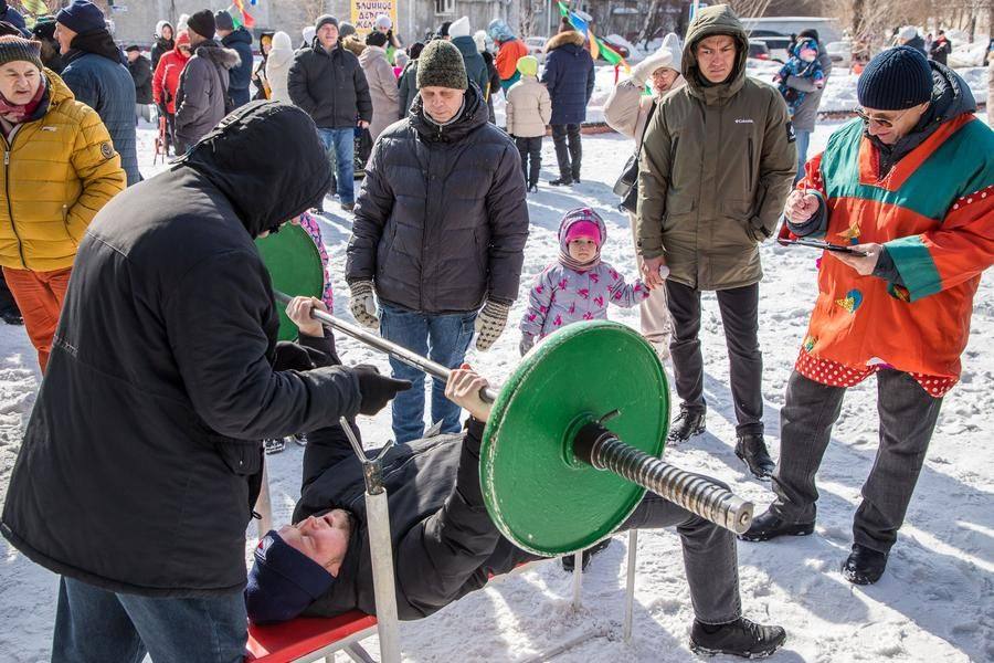 И здесь всегда много спортивных площадок: от борьбы до жима штанги