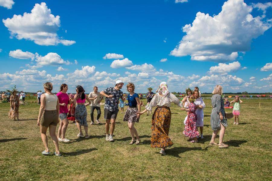 Это «Растяпа»: половина участников стоит по кругу, остальные гуляют под музыку