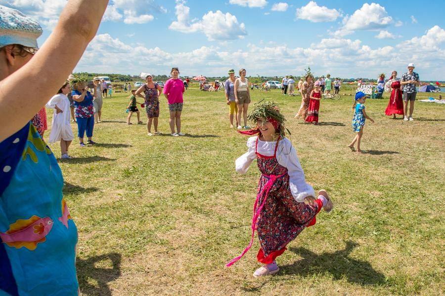 Как только музыка смолкает, каждый должен найти себе пару из числа стоящих