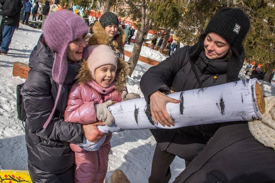А можно просто опереться на маму и «дубасить» всех подряд, пока «бревно» не отберут